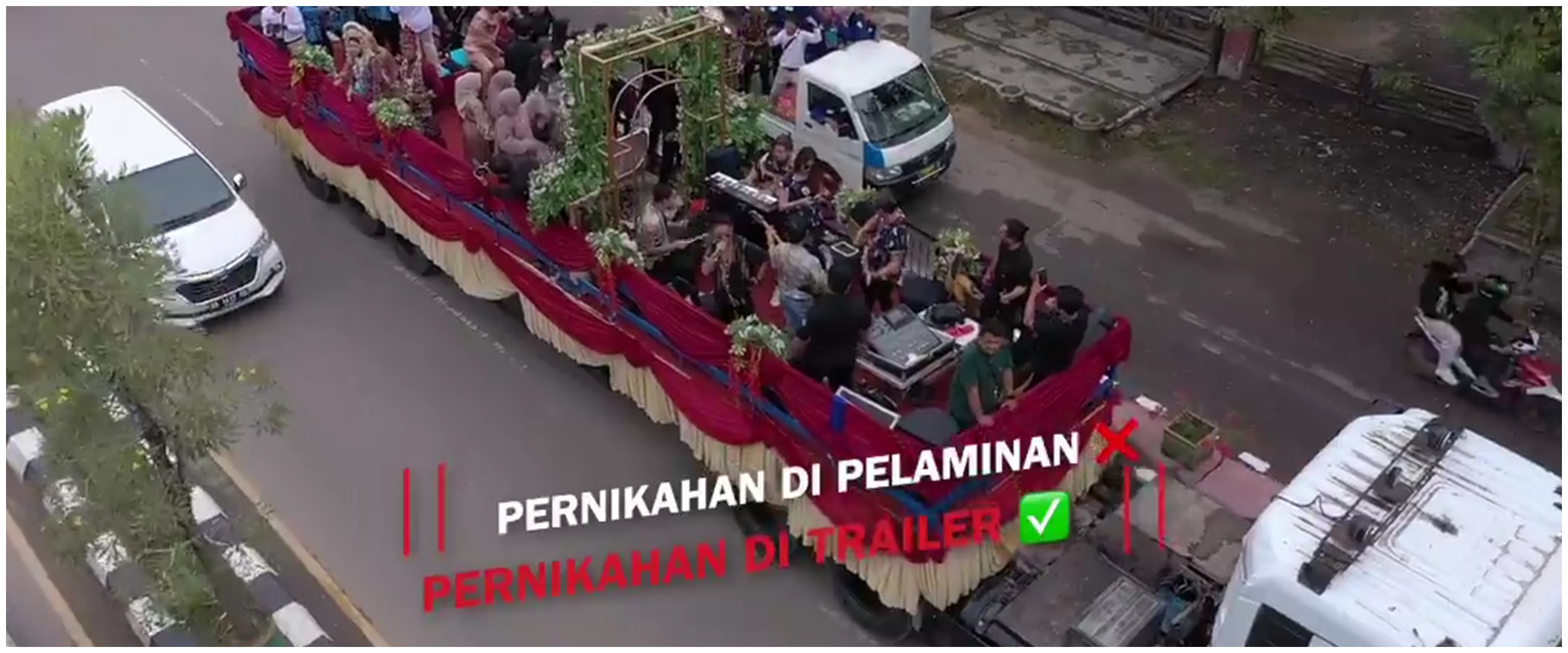 Di arak bak karnaval, momen pernikahan anak sultan di atas truk trailer ini antimainstream