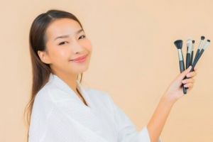 Bikin hasil makeup lebih flawless, ini 7 jenis brush dan kegunaannya yang wajib kamu tahu