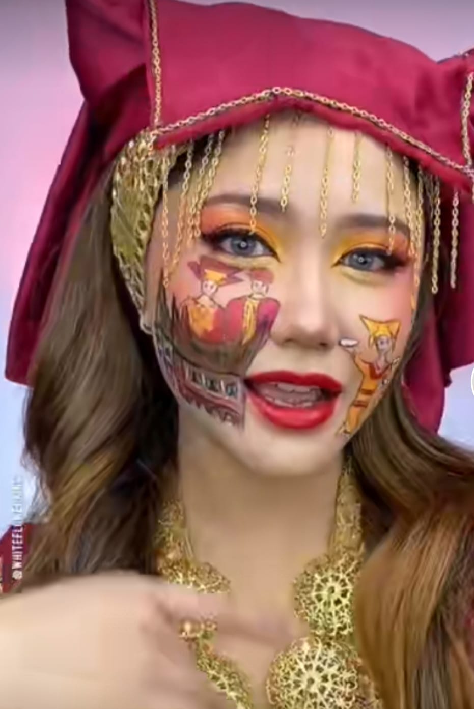 Rias wajah dipadukan gambar kesenian khas Indonesia, skill makeup wanita ini bikin terpukau