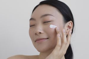 11 Rekomendasi face emulsion untuk kulit sensitif harga mulai Rp 30 ribu, redakan iritasi