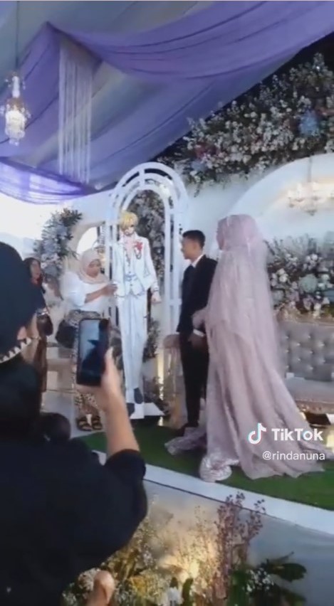 Wibu menikah memang beda, pengantin pria ini berasa ditikung cowok anime di pelaminan