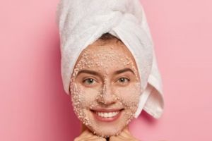 Trik ubah facial wash jadi scrub pakai 2 bahan dapur, efektif untuk cerahkan kulit