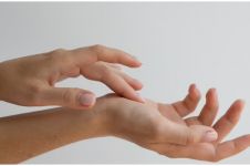 7 Cara merawat kulit tangan yang belang, bikin lembap dan cerah merata
