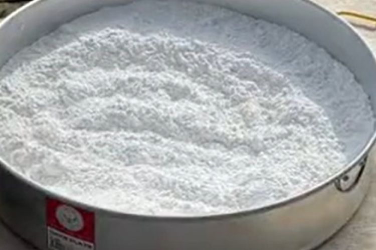 Without additional ingredients, this is a simple way to store flour to prevent fleas