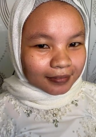 Wanita dengan kulit sawo matang ini dirias MUA jadi pengantin Sunda, hasil akhirnya bak barbie