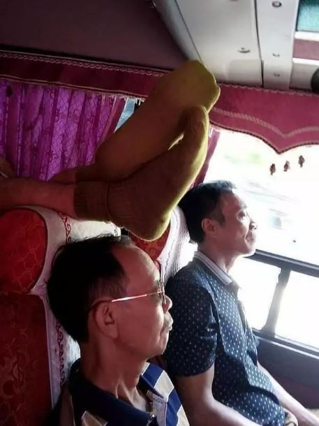 Nyeleneh abis, 13 potret lucu orang dalam bus ini penampakannya bikin geleng kepala