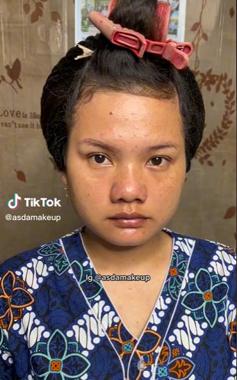 Wanita berkulit beruntusan dimakeup MUA jadi pengantin Batak, hasilnya manglingi banget