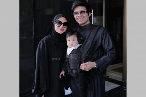 7 Momen keluarga Atta Halilintar jalani umrah pertama kali, gaya hijab Aurel Hermansyah tuai pujian