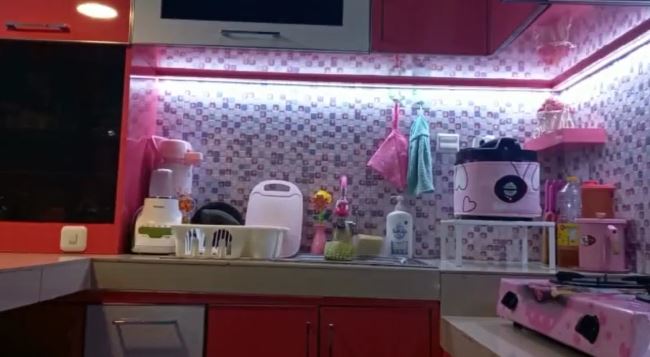 Estetik nggak perlu mahal, dinding dapur ini di-makeover dengan budget cuma Rp 50 ribuan