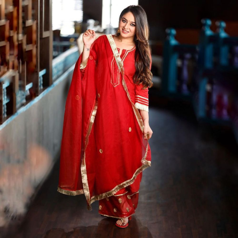 Mahhi Vij rela tampil dekil jadi Nakusha, intip 11 gaya glamornya saat pakai busana tradisional India