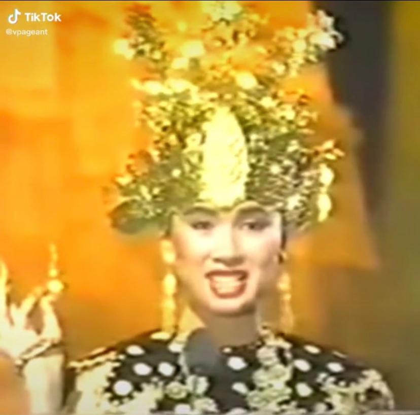 Potret langka Titi Dwijayati berkompetisi dengan Michelle Yeoh peraih Oscar 2023 di Miss World 1983
