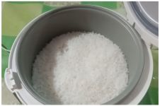 Hemat listrik, begini trik menanak nasi di rice cooker agar tak cepat kering dan bau pakai satu bahan