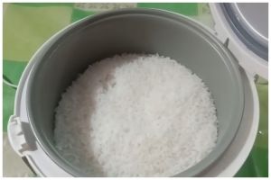 Hemat listrik, begini trik menanak nasi di rice cooker agar tak cepat kering dan bau pakai satu bahan