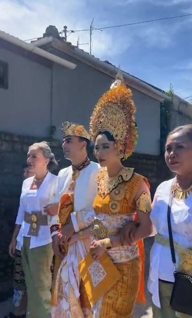 Kental adat Bali, intip 11 momen pernikahan Laura Theux dan Indra Brotolaras