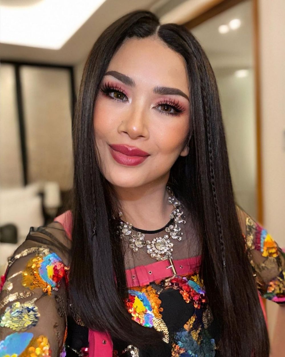 Model iklan yang kini jadi Diva ini makin tua kian glowing, intip 11 potret terbarunya usai oplas