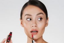 Cara cegah bibir pecah-pecah pakai clear lip gloss dari 3 bahan alami, bikin lembut dan antikering