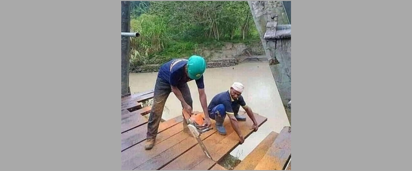 15 Potret kocak tukang bangunan gotong royong saat bekerja, solidaritasnya bikin geleng kepala