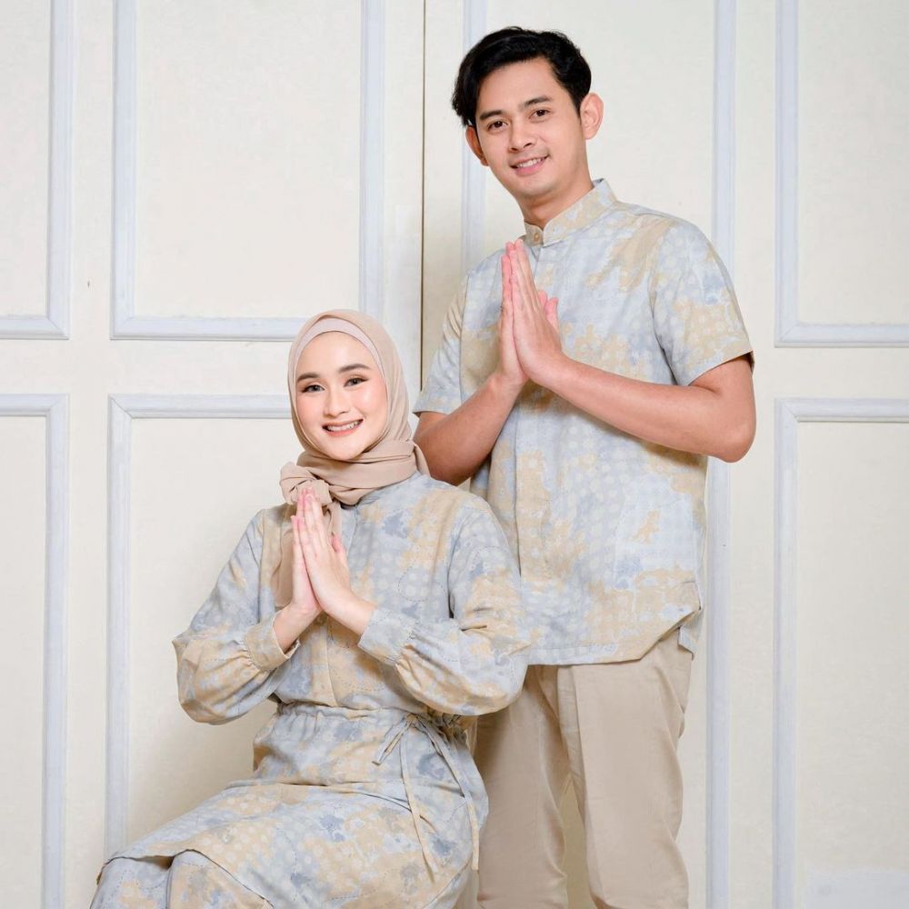 Pemeran Hera ini terlibat cinlok di Para Pencari Tuhan, intip 11 potret mesranya dengan sang suami