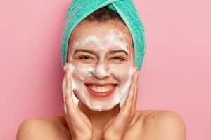 Kulit cerah dan bebas kilap, ini 11 rekomendasi facial wash untuk kulit berminyak mulai Rp 20 ribuan