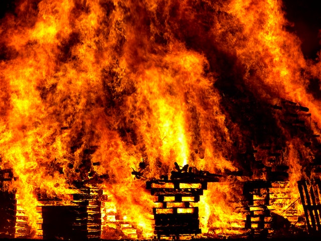 15 Arti arti mimpi rumah kebakaran menurut primbon Jawa dan psikologi, punya makna mendalam