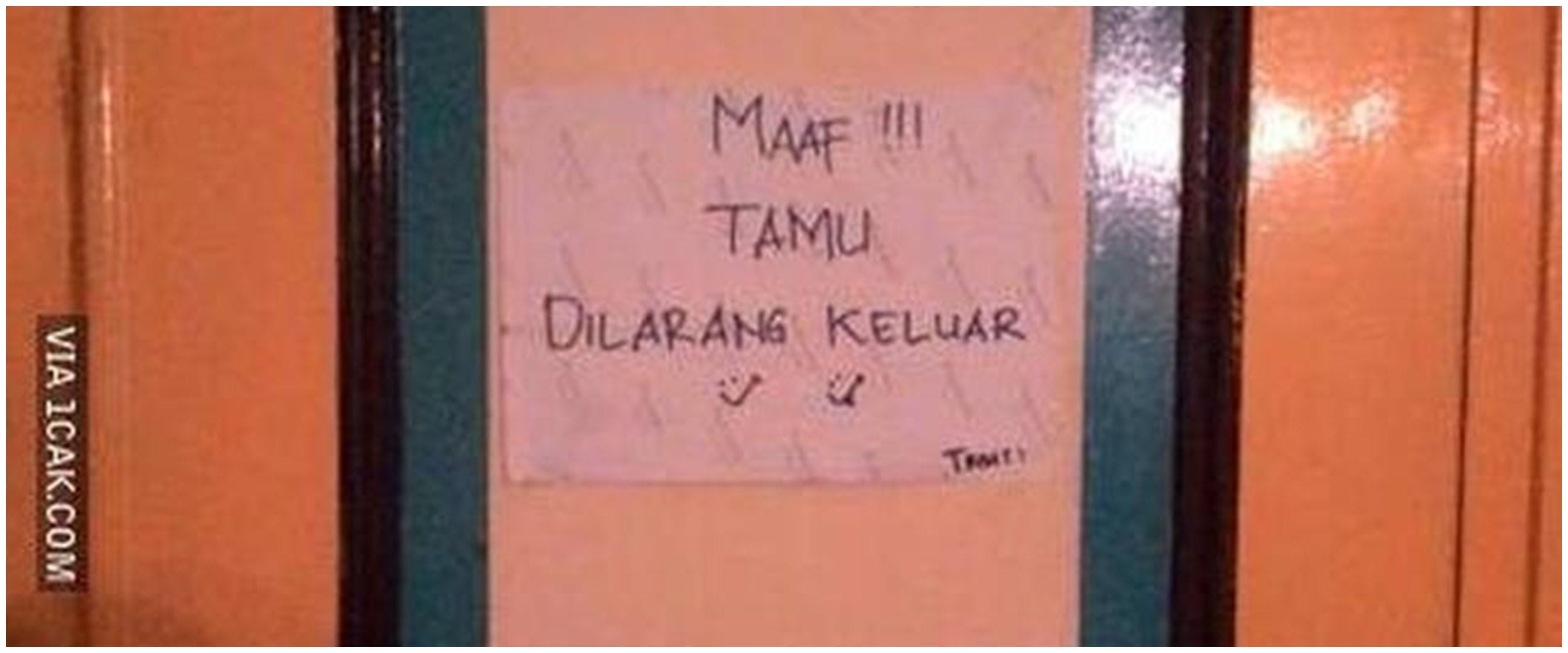 11 Tulisan kocak di depan pintu rumah ini bikin penghuni pengin ngelus dada