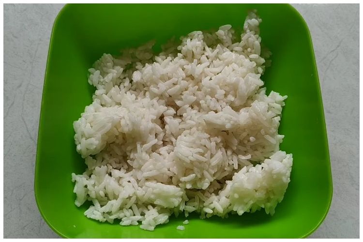 Trik menghangatkan nasi sisa yang sudah disimpan di kulkas, cepat tanpa