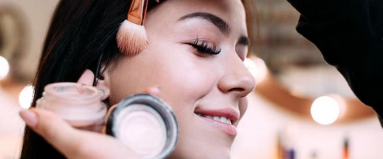 Nggak bikin wajah tampak bulat, begini trik gunakan contour agar tampak tirus