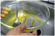Bukan pakai spons, ini trik basmi minyak berlebih di mangkuk