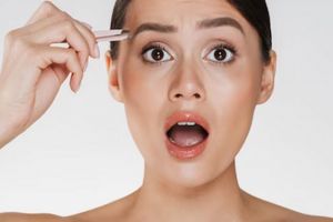 Trik mudah hilangkan bulu halus di sekitar alis tanpa dicukur, hanya pakai 1 alat jahit