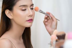 Trik merias wajah agar tampak tirus ini mudah ditiru bagi pemula, cuma pakai 1 produk makeup