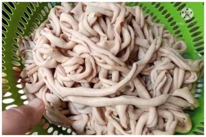 Tak perlu jeruk nipis, ini trik menghilangkan bau amis pada usus ayam pakai satu bahan