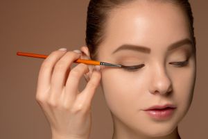 Trik mudah bikin eyeliner rapi dalam hitungan detik cuma pakai 1 aksesori rambut