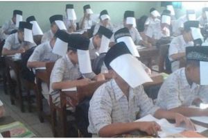 11 Kelakuan nyeleneh siswa saat menghadapi ujian ini bikin nyengir sambil geleng kepala