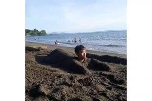 11 Momen tingkah nyeleneh saat pergi liburan ini bisa bikin stress warga setempat, kenapa ya?