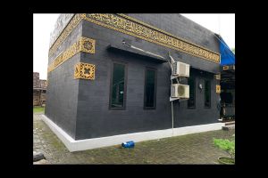 Berasa di Mekah, masjid di Magelang ini bentuknya menyerupai Kabah lengkap dengan ‘Hajar Aswad’
