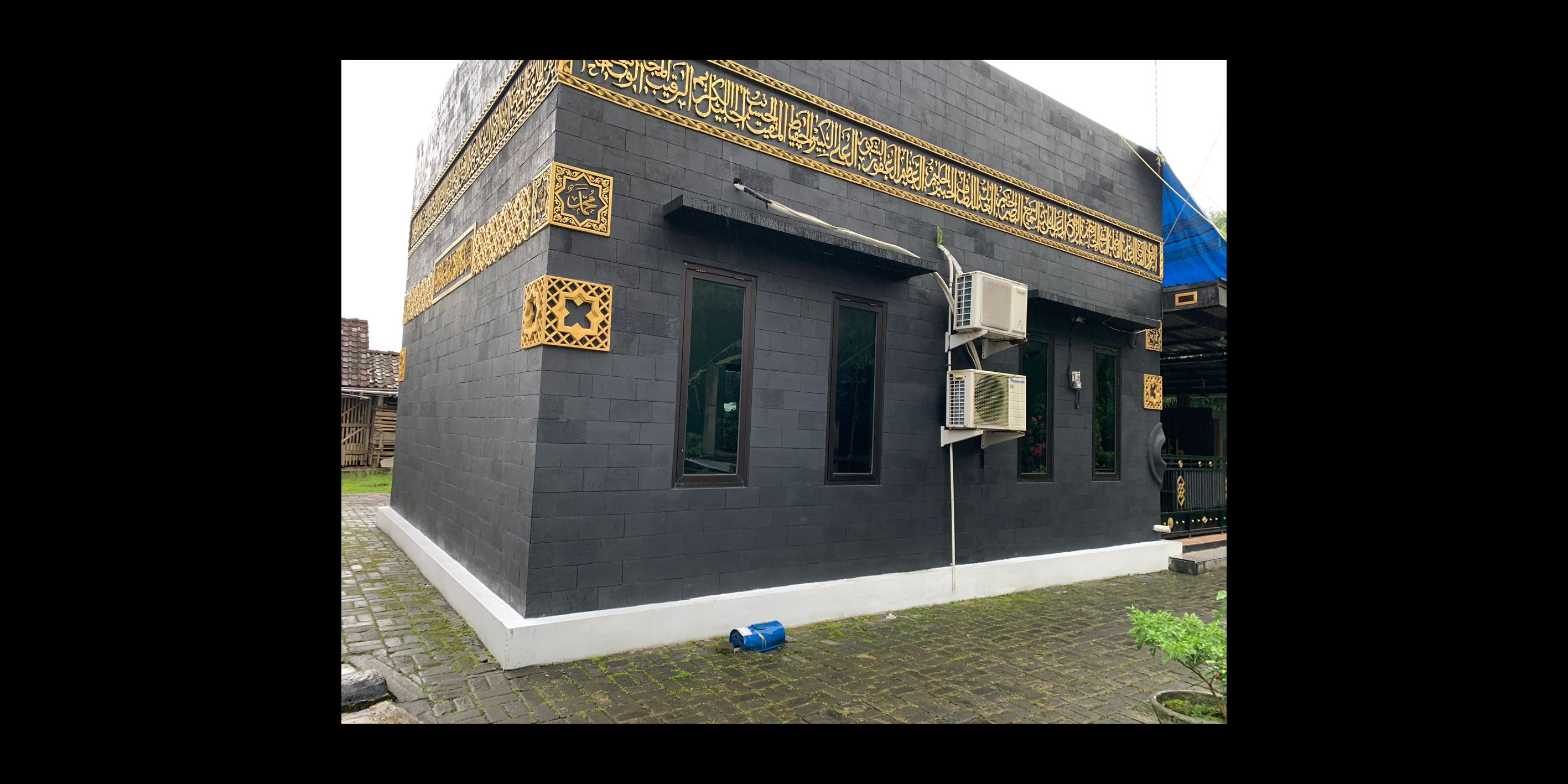 Berasa di Mekah, masjid di Magelang ini bentuknya menyerupai Kabah lengkap dengan ‘Hajar Aswad’