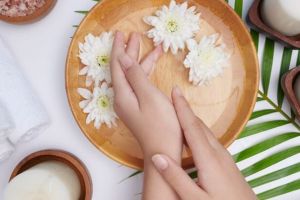 Cara memutihkan kulit pakai scrub dari 1 bahan minuman ini bikin auto glowing