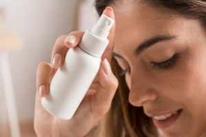 Bikin segar dan glowing, ini cara mengatasi wajah kusam pakai face mist dari 1 jenis kulit buah