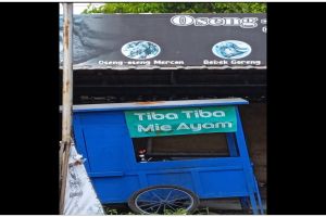 11 Tulisan lucu di spanduk mi ayam ini lihatnya bikin bertanya-tanya