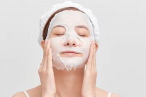 Cara membuat sheet mask untuk kecilkan pori-pori ini cuma butuh 2 bahan dapur, wajah bebas kilau