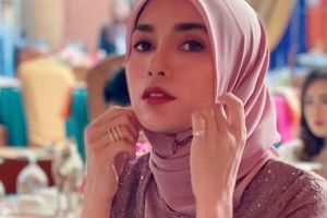 Sering dipuji karena tampil bak ABG, intip 8 rahasia makeup ala Ussy Sulistiawati