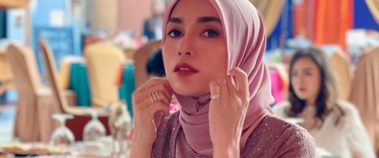 Sering dipuji karena tampil bak ABG, intip 8 rahasia makeup ala Ussy Sulistiawati