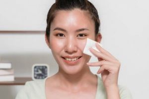 Nggak perlu beli micellar water, 7 bahan alami ini bisa jadi pembersih makeup