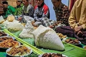 11 Momen kacau saat makan bareng ini nggak habis pikir, kenapa ya?