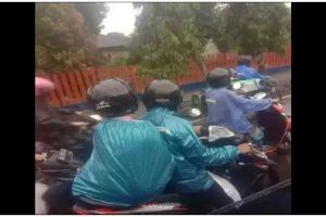 15 Potret kocak orang pakai jas hujan biki terkekeh, apapun dipakai asal tak kehujanan