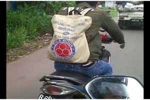 11 Penampakan kocak orang pakai tas ini bentuknya nyeleneh abis, bikin nyengir