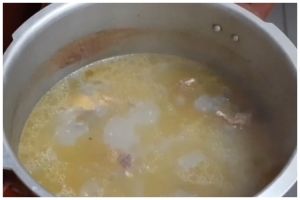 Tanpa bahan tambahan, begini trik mengolah kuah kaldu tulang sapi agar bau langu hilang dan hemat gas