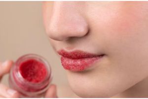 Bibir jadi merah merona, ini cara bikin lip scrub pakai 1 snack murah meriah
