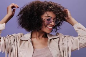 Cara atasi rontok pada rambut keriting pakai hair oil dari 6 bahan alami, bikin lebat & mudah diatur