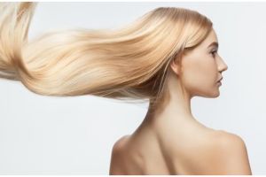 9 Cara merawat rambut agar cepat lebat dan kuat, jangan skip pakai hair tonic